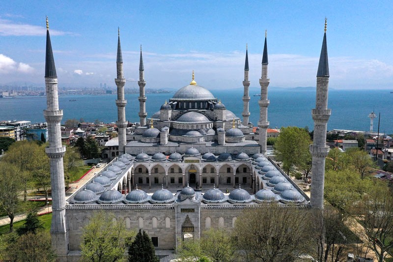 Nổi tiếng với tên gọi Sultan Ahmed Mosque, Blue Mosque còn được biết đến với tên gọi Blue Mosque. (67 kí tự)