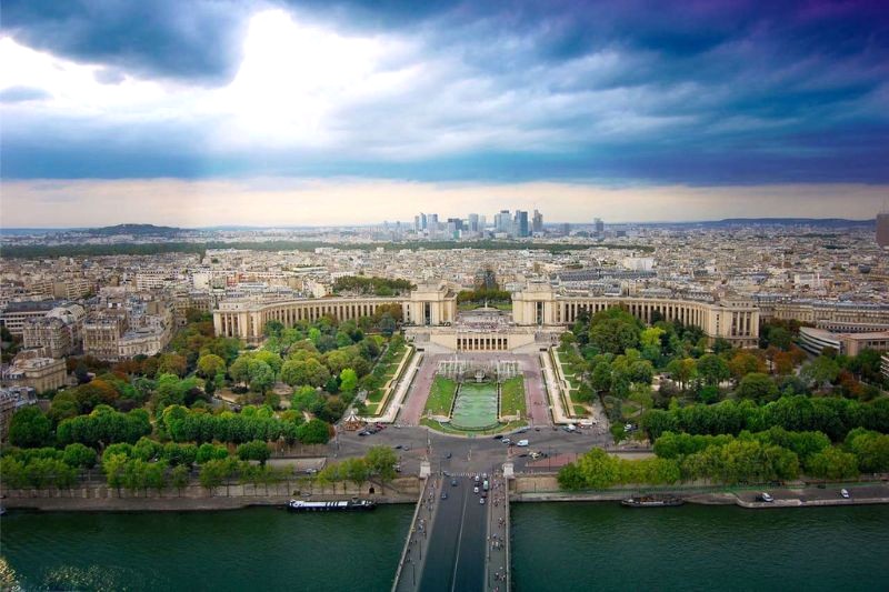 Nằm ngay trung tâm Paris, Quảng trường Trocadero với tầm nhìn hướng ra Tháp Eiffel là điểm đến lý tưởng cho du khách khi khám phá nước Pháp. (Ảnh: Epuzzle)