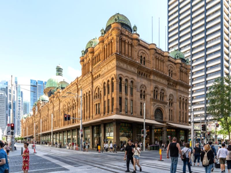 Queen Victoria Building, được kiến trúc sư George McRae thiết kế, hoàn thành vào năm 1898 sau 5 năm xây dựng (1893-1898).