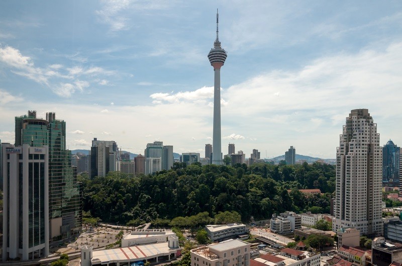 Tháp Menara Kuala sừng sững giữa trời xanh. (© CEphoto, Uwe Aranas)