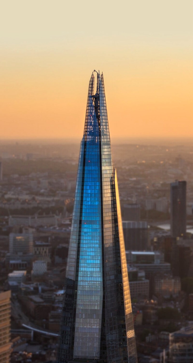 Biểu tượng của London hiện đại, The Shard là tòa nhà chọc trời độc đáo, thu hút du khách từ khắp nơi. (151 ký tự)