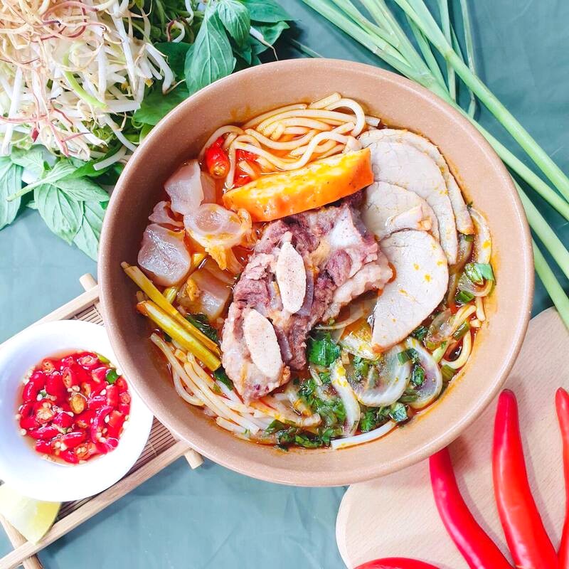 Bún bò Huế Kim Hương: điểm đến lý tưởng cho tín đồ bún bò với thực đơn phong phú, nguyên liệu tươi ngon. 🍜 (133 kí tự)