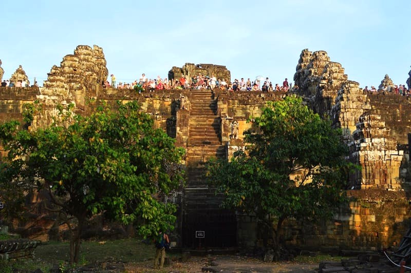 Hoàng hôn Phnom Bakheng: Huyền bí, thơ mộng.