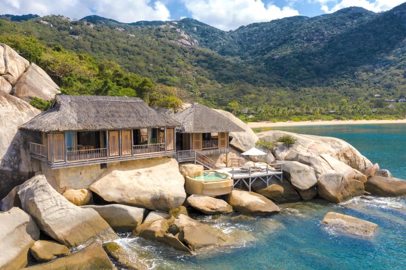 Nằm ẩn mình giữa thiên nhiên hoang sơ, Six Senses Ninh Vân là ốc đảo nghỉ dưỡng sang trọng. (Ảnh: Traveloka)