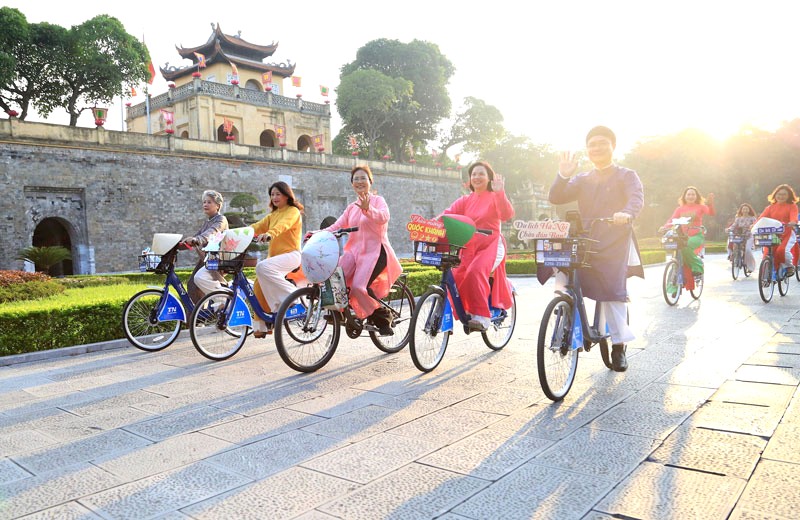 Áo dài kết nối du lịch, di sản Hà Nội, đạp xe khám phá phố cổ. (Ảnh: hanoimoi)