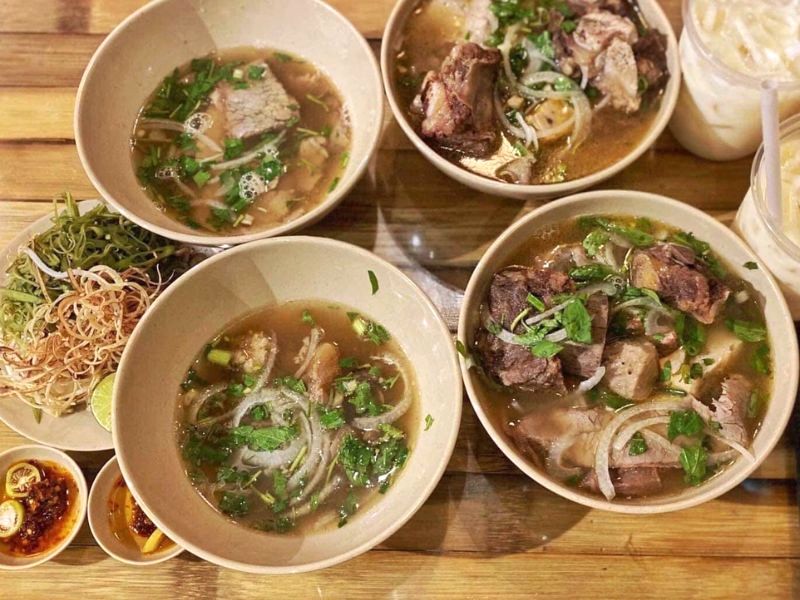 Bún bò Huế chất lượng, no căng bụng. 🍲 (Ảnh: BÚN BÒ XƯA)