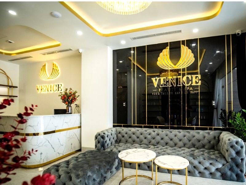 Sảnh chờ sang trọng tại Venice Beauty & Spa, chào đón bạn. (Ảnh: TDC)