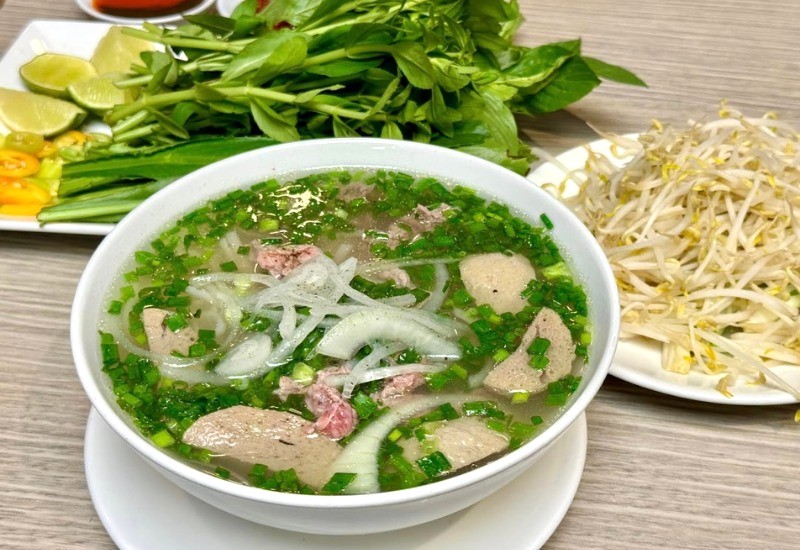 Nước dùng thanh ngọt, hầm từ xương và thảo mộc (Ảnh: Tuan PQuoc).