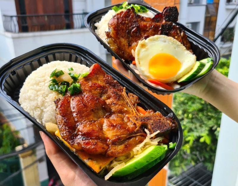 Bento Delichi: Cơm gà xối mỡ & mắm.