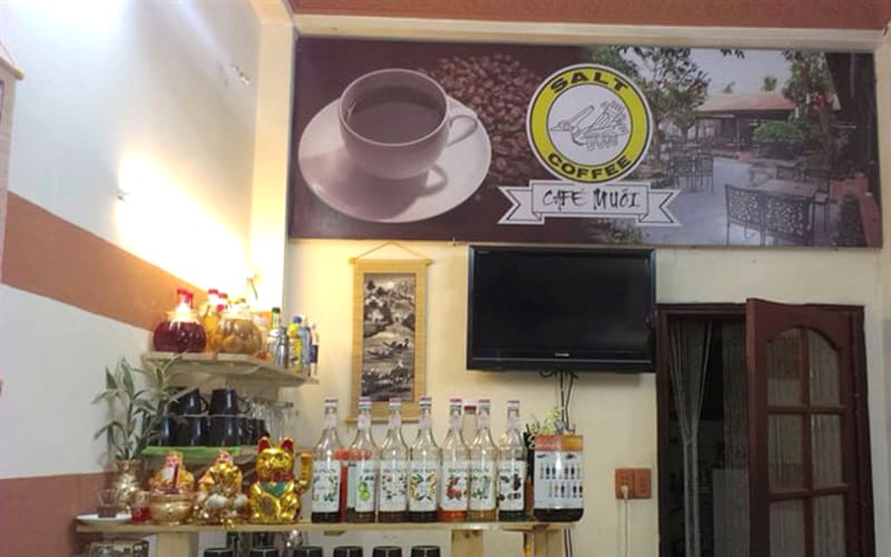 Muối Cafe tuy nhỏ xinh nhưng tràn ngập ánh sáng tự nhiên, mang đến cảm giác thư giãn dễ chịu. (Ảnh: Foody)