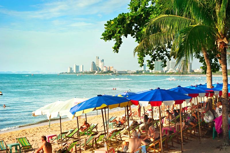 Biển Pattaya đẹp với cát trắng mịn, nước trong xanh (3km). Ảnh: Joyt.