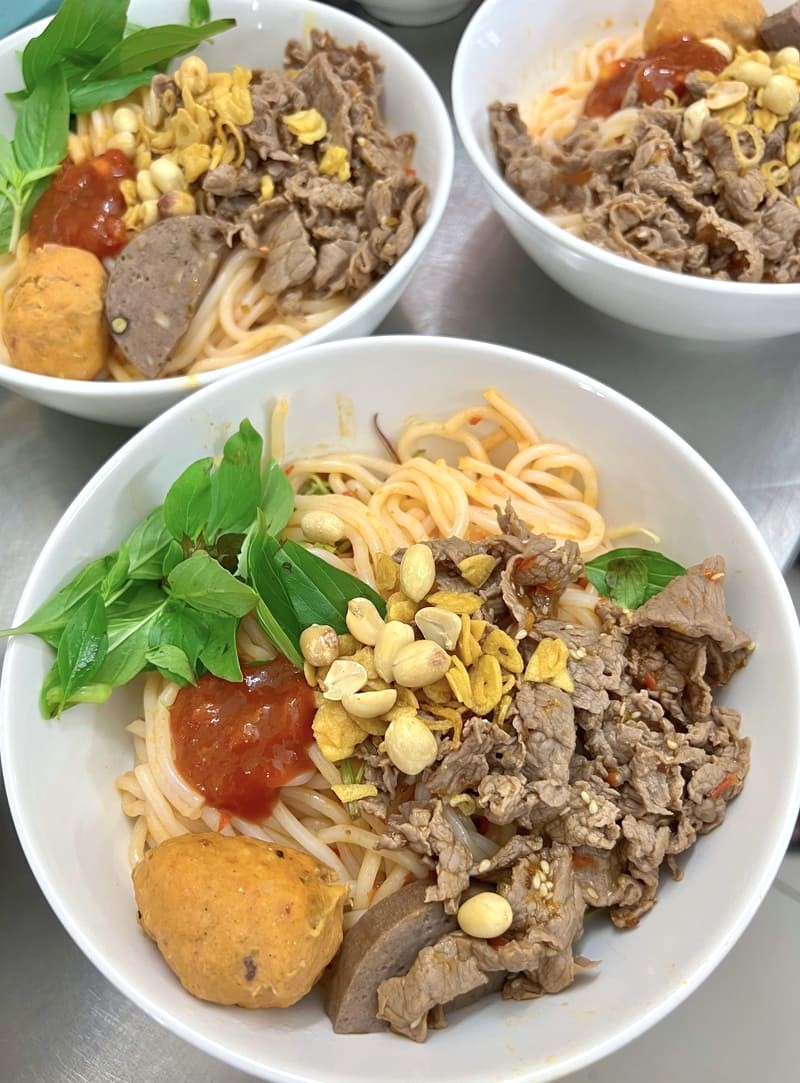 Bún bò 5T Gò Vấp nổi tiếng với hương vị hấp dẫn, mang đến trải nghiệm ẩm thực tuyệt vời. Ảnh: Bún bò Quận 4.