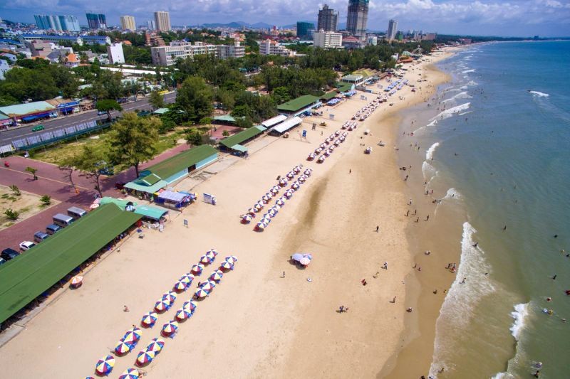 Nằm ngay trung tâm bãi Sau Vũng Tàu, Khu du lịch San Hô Xanh  hút hồn du khách với bờ cát trắng mịn màng, nước biển xanh trong, mát lạnh. (Ảnh: Khu du lịch San Hô Xanh)