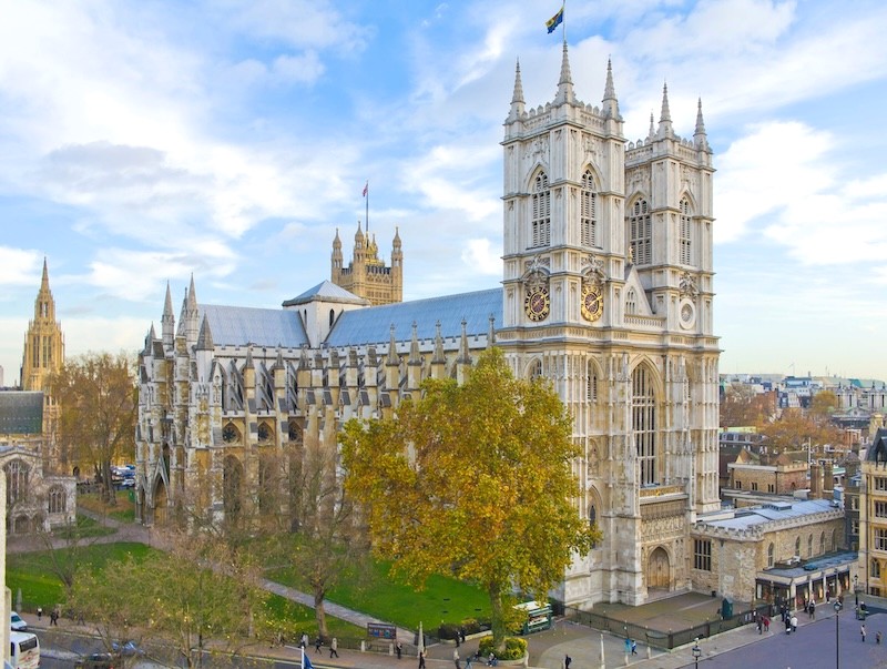 Tu viện Westminster - biểu tượng lịch sử, gắn bó với hoàng gia Anh qua nhiều thế hệ. (112 kí tự)