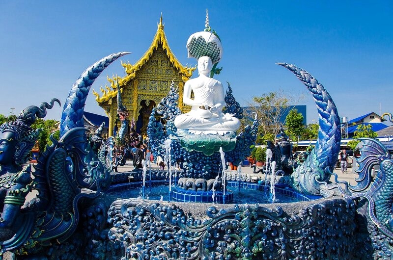 Wat Rong Suea Ten, hay còn gọi là chùa Xanh, nổi tiếng với vẻ ngoài độc đáo. (97 ký tự)