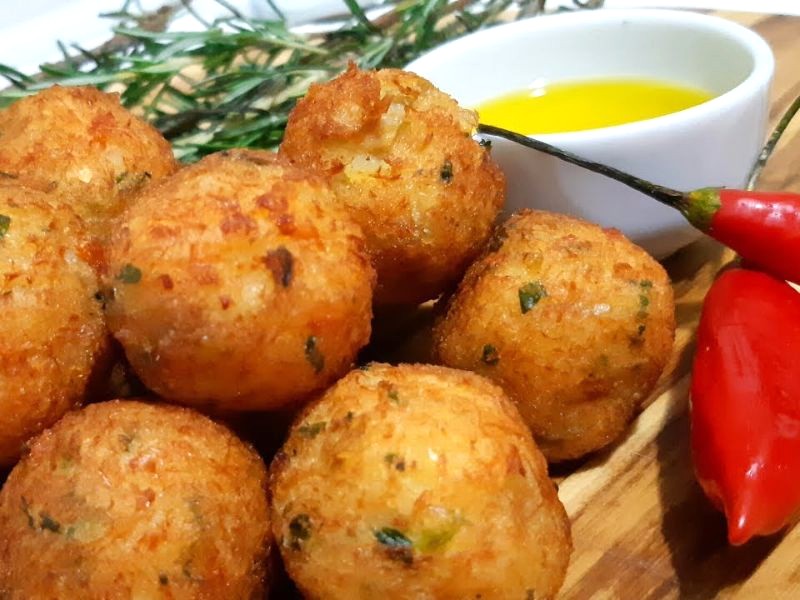 Bolinho de Bacalhau: Vỏ giòn, nhân mềm mịn cá tuyết. (Ảnh: Leodenice Camargo)