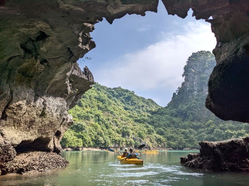 Chèo thuyền Kayak trên Vịnh Lan Hạ, bạn sẽ được hòa mình vào khung cảnh núi non hùng vĩ và làn nước trong xanh. (Ảnh: Duong Cao)