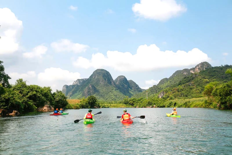 Chèo thuyền Kayak trên sông. (Ảnh: oxalisadventure)