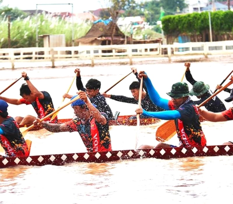 Thuyền đua trên sông Mekong. (40 ký tự)