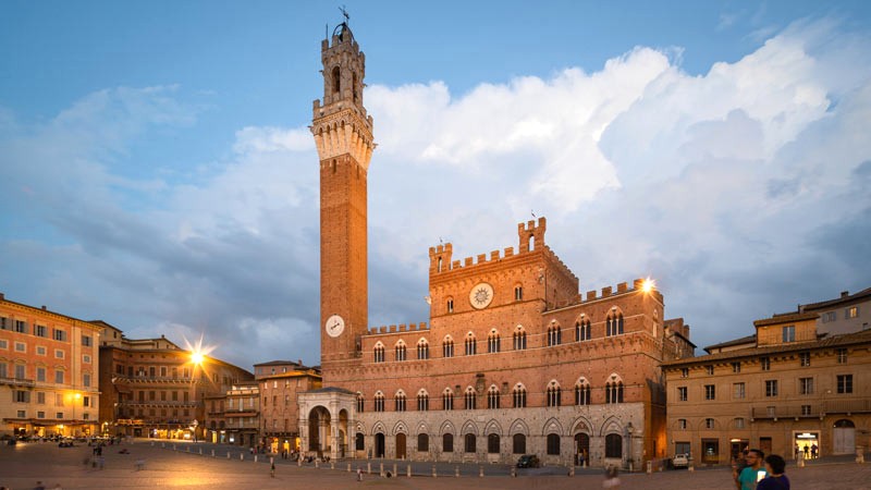 Palazzo Pubblico, tòa nhà thị chính, là nơi tổ chức các sự kiện quan trọng của thành phố. (Ảnh: musement)