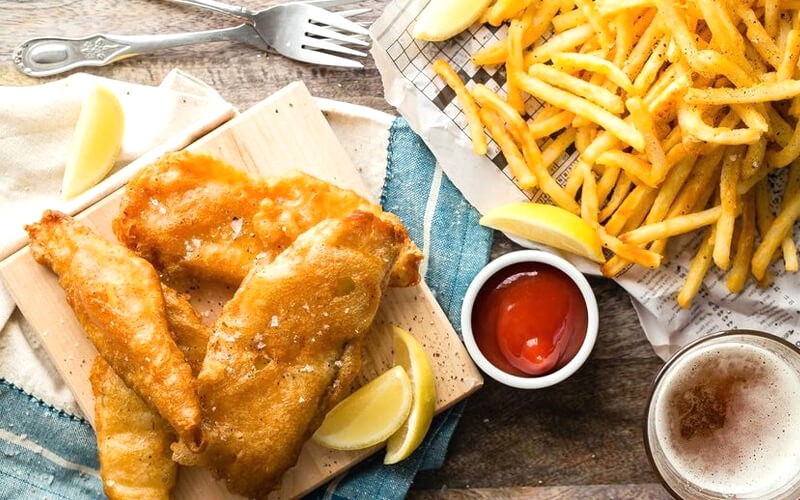 Fish and Chips: Món ngon đặc trưng của Anh.