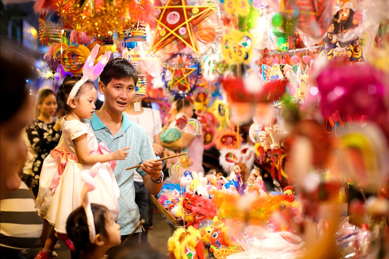 Phố Lương Nhữ Học, điểm hẹn ngắm lồng đèn và check-in Tết Trung thu đông vui. (Ảnh: Báo Người Lao Động)