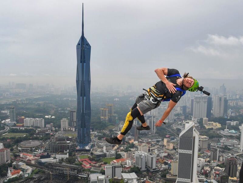 Nhảy bungy từ đỉnh tháp Kuala Lumpur, cảm giác mạnh đỉnh cao! (Ảnh: thestar)