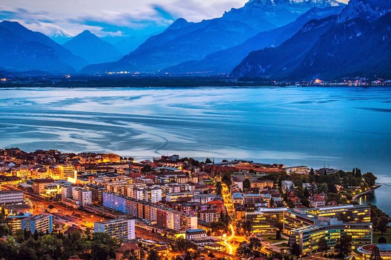 Montreux thơ mộng bên hồ Geneva, với dãy Alps hùng vĩ như bước ra từ cổ tích. (Ảnh: Esquireme)