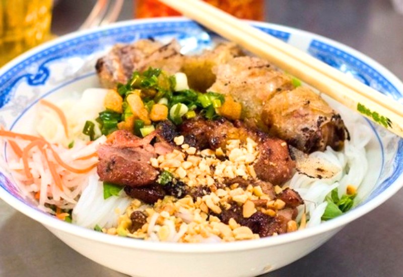 Bún thịt nướng hấp dẫn với chả giò giòn tan. (Ảnh: shopeefood)