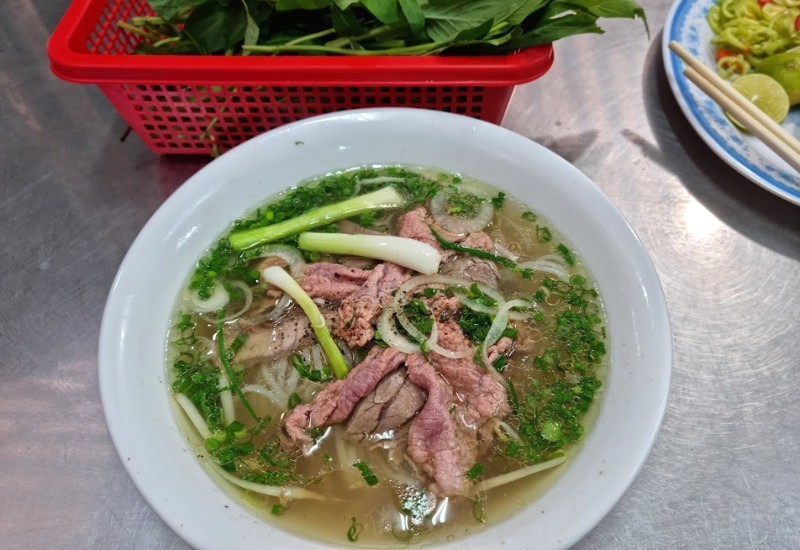 Phở bò tái ngon, giá bình dân. (Ảnh: Bin)