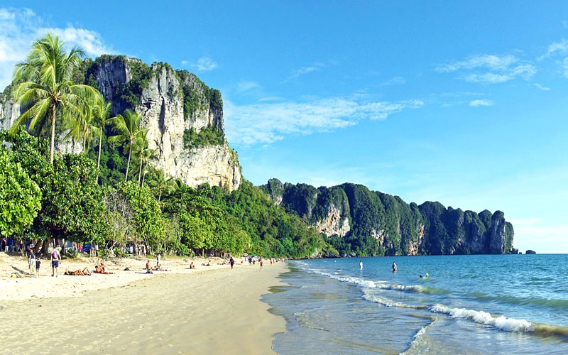 Ao Nang: Thiên nhiên hoang sơ, biển đẹp mơ màng.