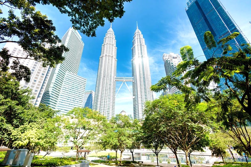 Tháp đôi Petronas (Kuala Lumpur) cao 452m, mỗi tòa 88 tầng. (Ảnh: malaysia.travel)