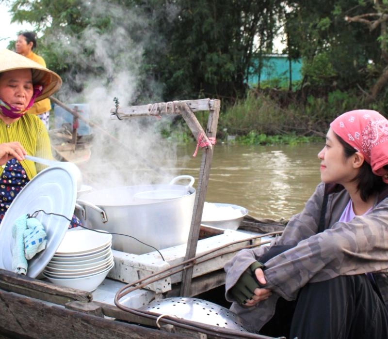 Bữa sáng trên ghe, chợ nổi Phong Điền (Ảnh: nhiepanhhanoi)