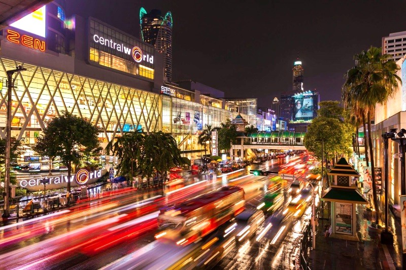 Central World, trung tâm thương mại lớn nhất Bangkok, nằm gần chùa Phật 4 Mặt.