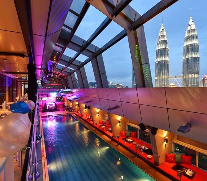 Sky Bar: Điểm đến lý tưởng cho cuộc sống về đêm tại KLCC. (Ảnh: Little Steps Asia)