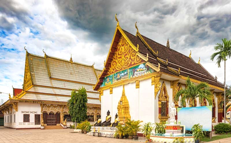 Đền Wat Luang là trung tâm tôn giáo và lễ hội của thành phố. (Ảnh: bestpricetravel)