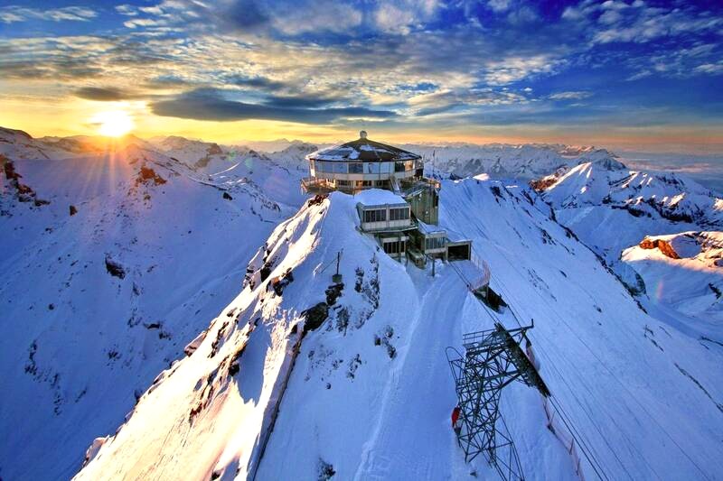 Ngắm trọn vẹn Eiger, Mönch, Jungfrau và hơn 200 đỉnh núi khác từ nhà hàng 360 độ Piz Gloria (Lauterbrunnen).