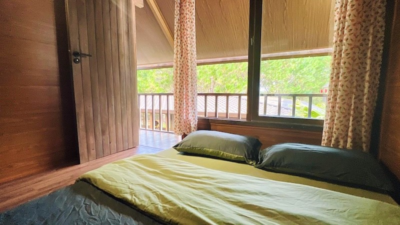 Giường rộng rãi trong Bungalow cho bạn thỏa sức nằm lười ngắm cảnh đẹp. (Ảnh: Măng Đen Retreat Fanpage)