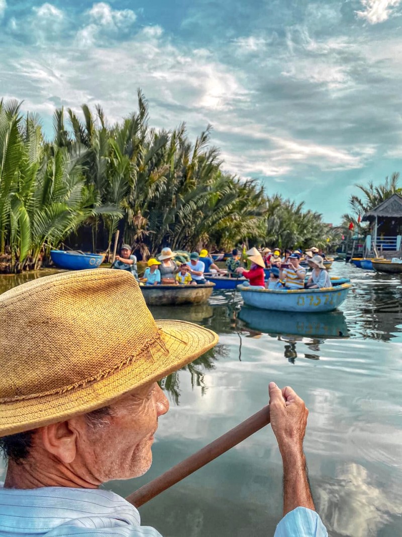 Thư giãn, tận hưởng không khí trong lành, chèo thuyền đã có người lo. (Ảnh: Say Hello Vietnam)