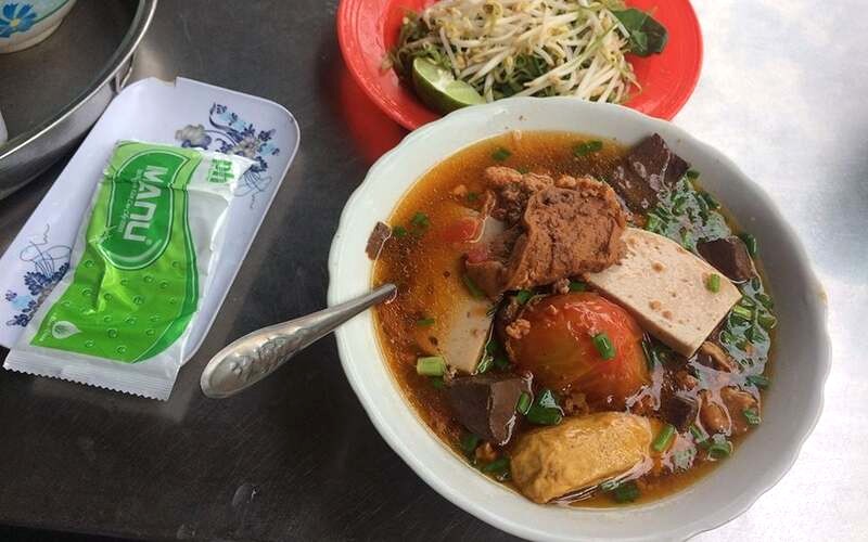 Bún riêu Thu Nga: Giò chả to, dày (Ảnh: VinWonders)