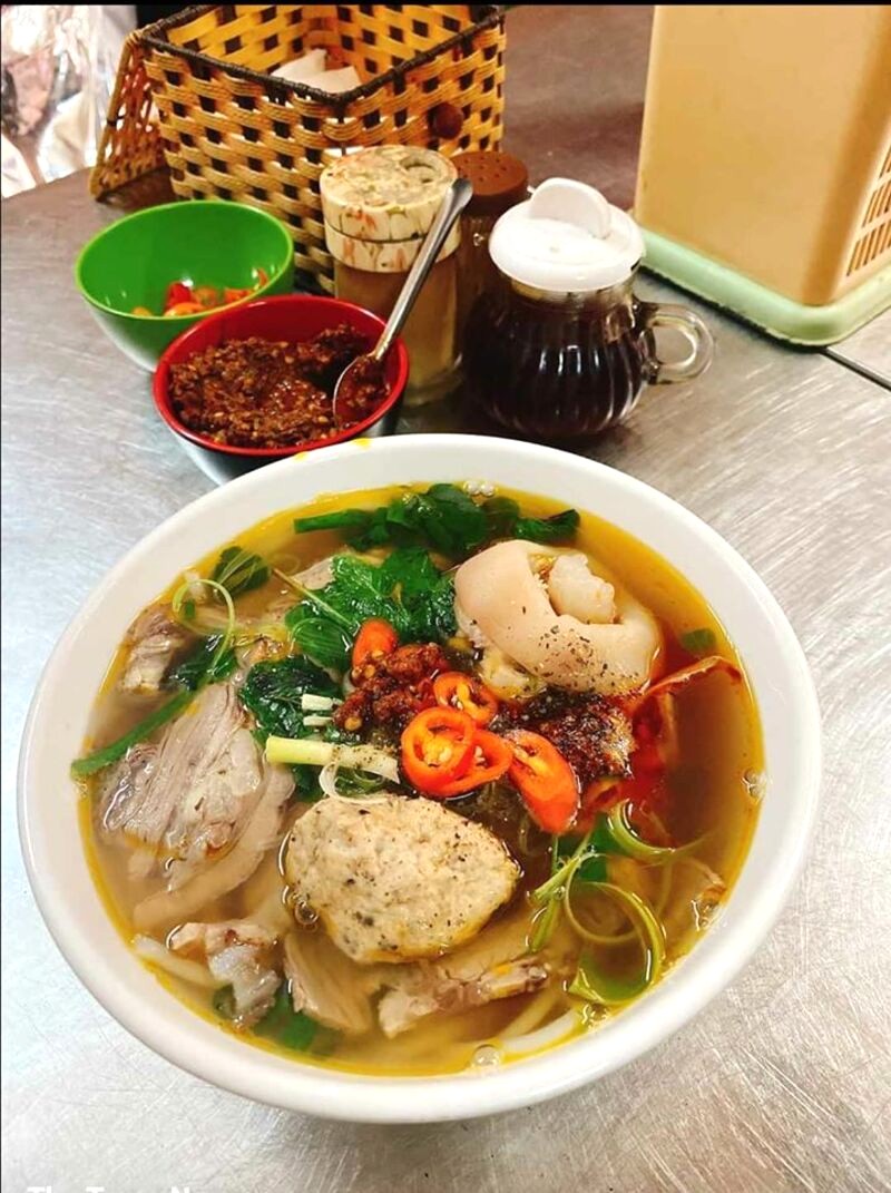 Bún bò Huế Dũng Cố nổi tiếng với hương vị thơm ngon và phong cách phục vụ chuyên nghiệp. (Ảnh: Bún bò Huế Dũng Cố)