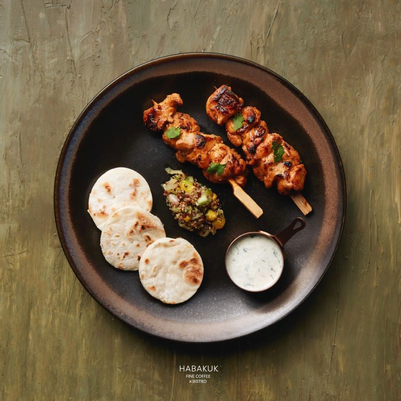 Thịt gà Tandoori nướng thơm ngon kết hợp hoàn hảo với sốt dưa chuột Tzatziki, hứa hẹn một trải nghiệm khó quên tại nhà hàng được Michelin đề xuất. (Ảnh: Habakuk)