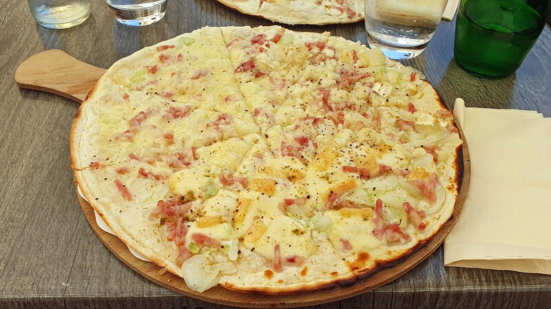 Tarte flambée 3 loại phô mai ở Eguisheim, Alsace (Ảnh: SomePhotosTakenByMe/Flickr)