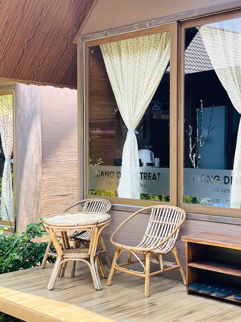 Homestay trang bị bàn ghế nhỏ trước mỗi hiên nhà, tạo không gian thư giãn ngắm cảnh, thưởng thức trà hoặc trò chuyện. (Ảnh: Măng Đen Retreat Fanpage)