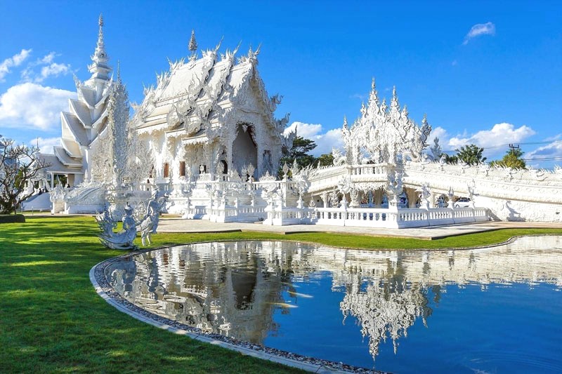 Chùa Trắng Wat Rong Khun: Kiến trúc độc đáo.