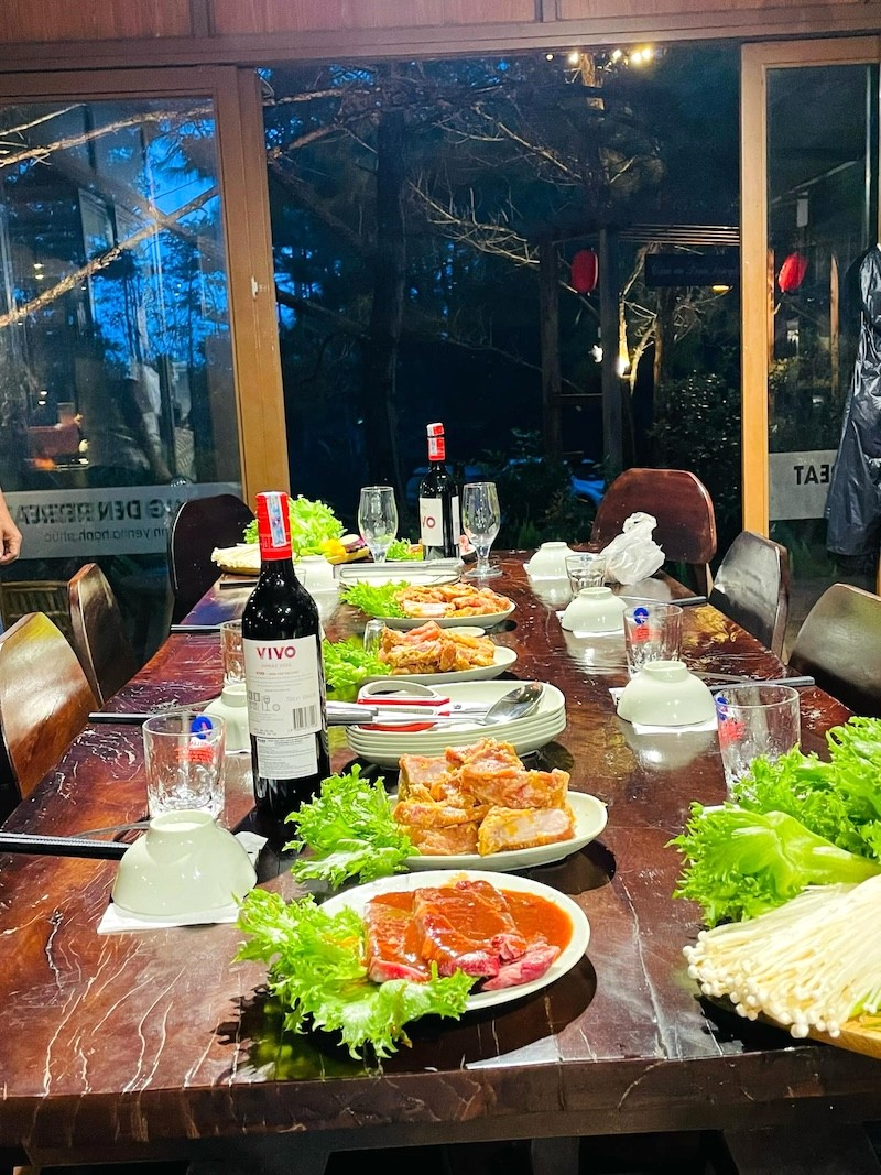 Homestay tổ chức tiệc BBQ. (Ảnh: Măng Đen Retreat Fanpage)