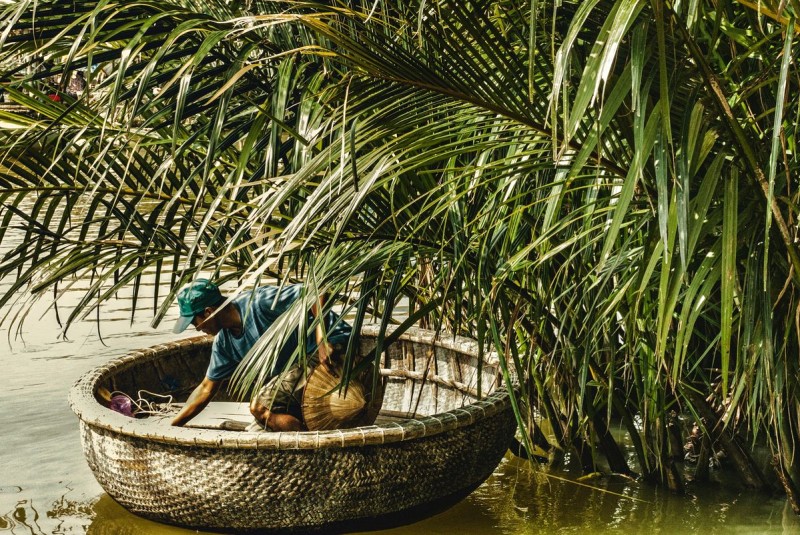 Du lịch phát triển, nhiều ngư dân Hội An chuyển sang chèo thuyền du lịch tại rừng dừa Bảy Mẫu. (Ảnh: @chester-ho)