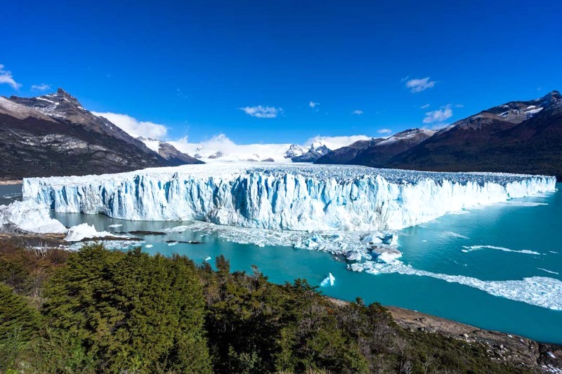 Công viên Los Glaciares mê hoặc du khách với khung cảnh hùng vĩ của những tảng băng khổng lồ vỡ ra, rơi xuống hồ (Nguồn: Turismo Santa Cruz Patagonia).