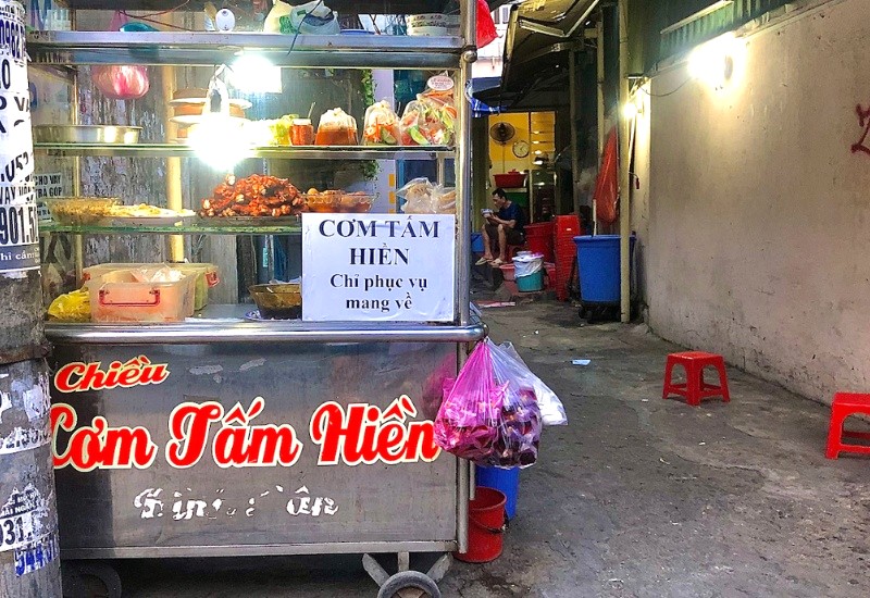 Dù chỉ bán mang về, quán cơm bình dân này vẫn thu hút nhiều bạn trẻ. (Ảnh: Cơm Tấm Hiền - Ngô Tất Tố)