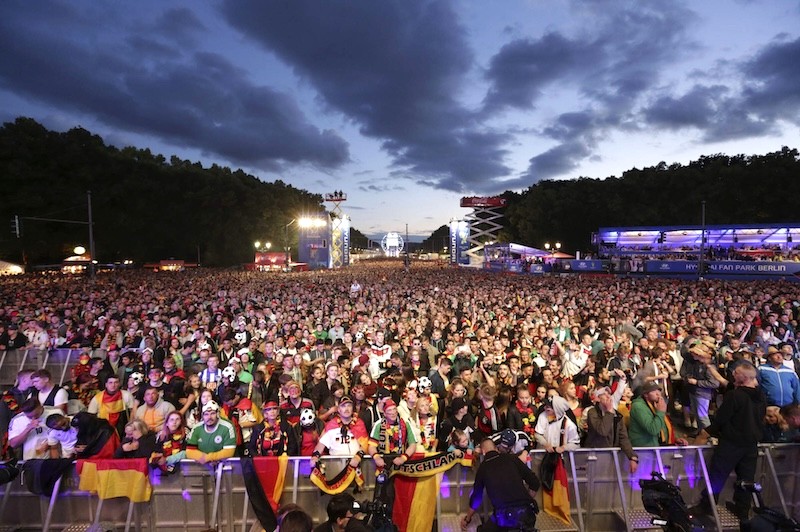 Fan zone là lựa chọn thú vị để theo dõi trận đấu nếu giá vé xem trực tiếp quá cao. (Ảnh: deutschland)